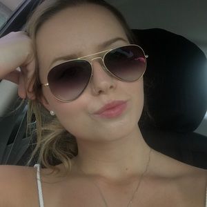 Meet your Posher, Alexia